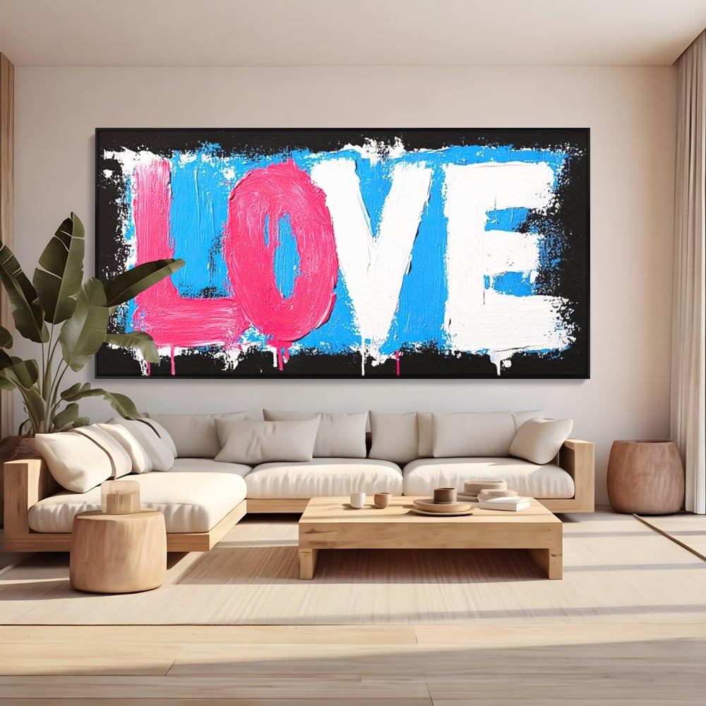 Tablou canvas cu tablou canvas cu mesajul love, in rama de aluminiu negru, pe perete intr-un living